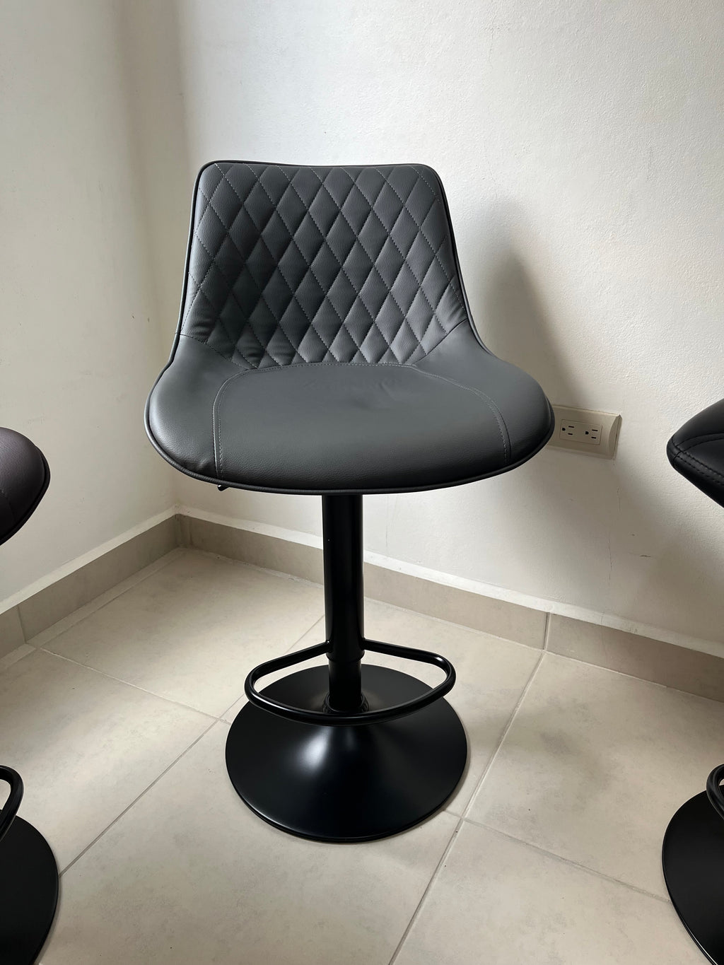 Silla bar gris oscuro