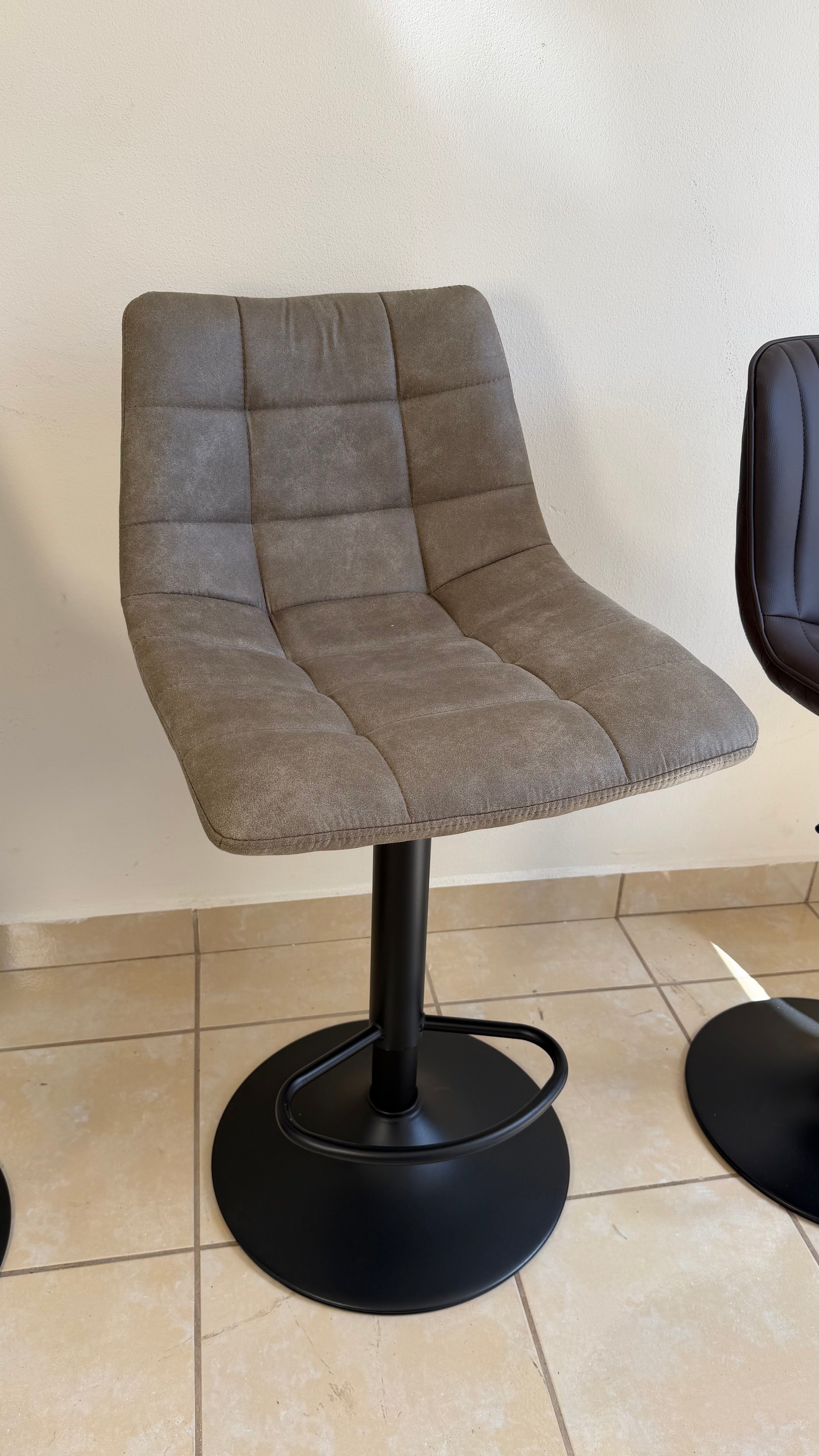 Silla bar gris medio