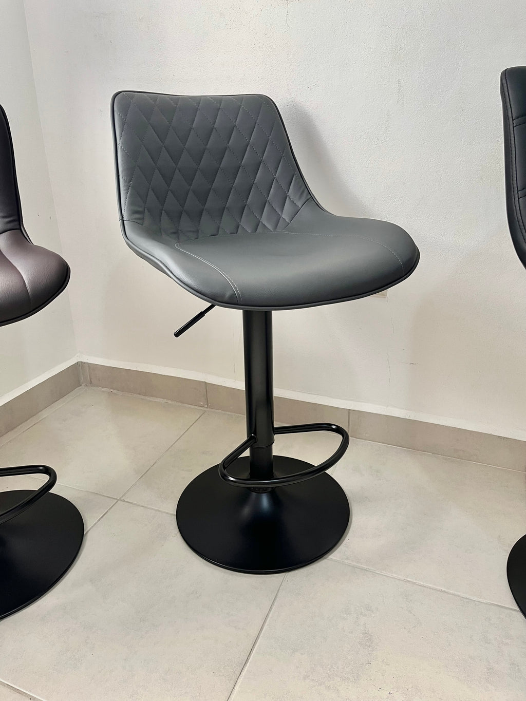 Silla bar gris oscuro